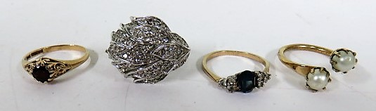 A marked 375 gold dress ring set with a dark red central stone, with faded markings, ring size O,