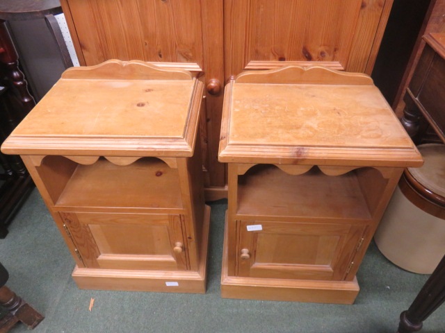 Pair of pine bedside cabinets 62cm x 43cm x 31cm