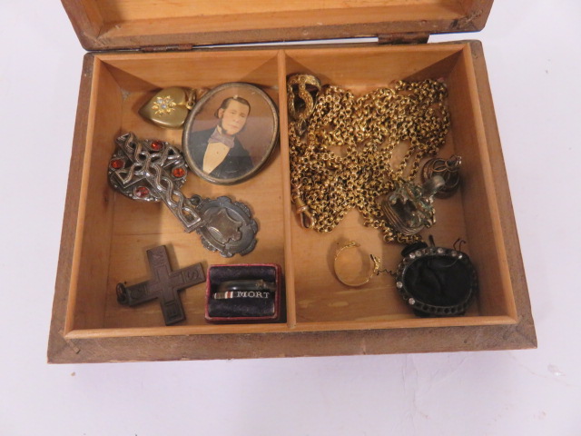 A wooden box containing jewellery and other items to include unmarked gold, silver and metal, to