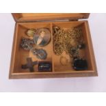 A wooden box containing jewellery and other items to include unmarked gold, silver and metal, to
