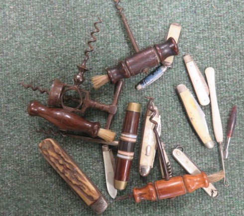 Quantity of pen knives and corkscrews