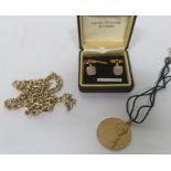 A marked gold tie pin, weight 1.8g, together with a pair of mother of pearl cufflinks, a medallion