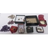 A collection of jewellery to include marked silver, 925 and gold plate, mainly gem/mineral set,