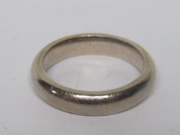 A marked 750 white gold band ring, ring size L, weight 7.2g