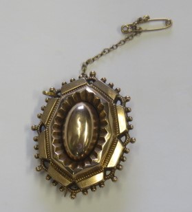 A marked 9ct gold Victorian octagonal tiered brooch, with an un-glassed photograph compartment to