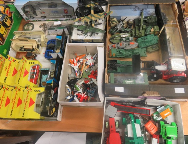 Collection of boxed and unboxed vehicles to include a Dinky SRN6 Hovercraft