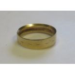 A marked 375 gold band ring, ring size P, weight 2.8g