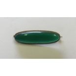 An unmarked yellow metal surround jade bar brooch, measuring 4cm, weight 5g