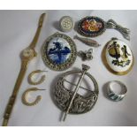 A collection of jewellery to include a marked 925 marcasite bow brooch, a marked 925 ring, a gold