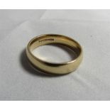 A marked 375 gold band ring, size P, weight 4g.