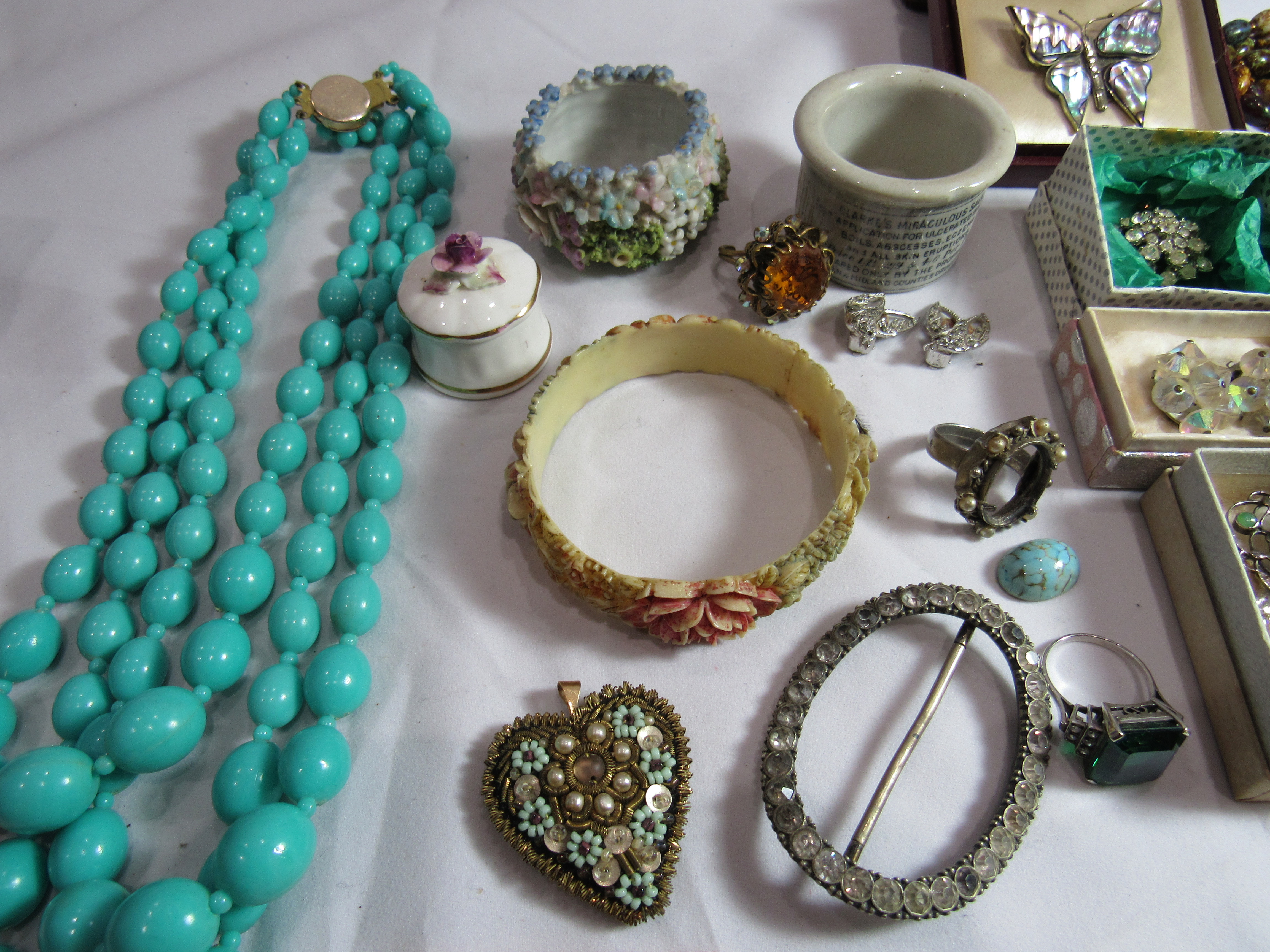 A good collection of vintage costume jewellery to include a blue enamelled swallow brooch, silver - Image 4 of 4