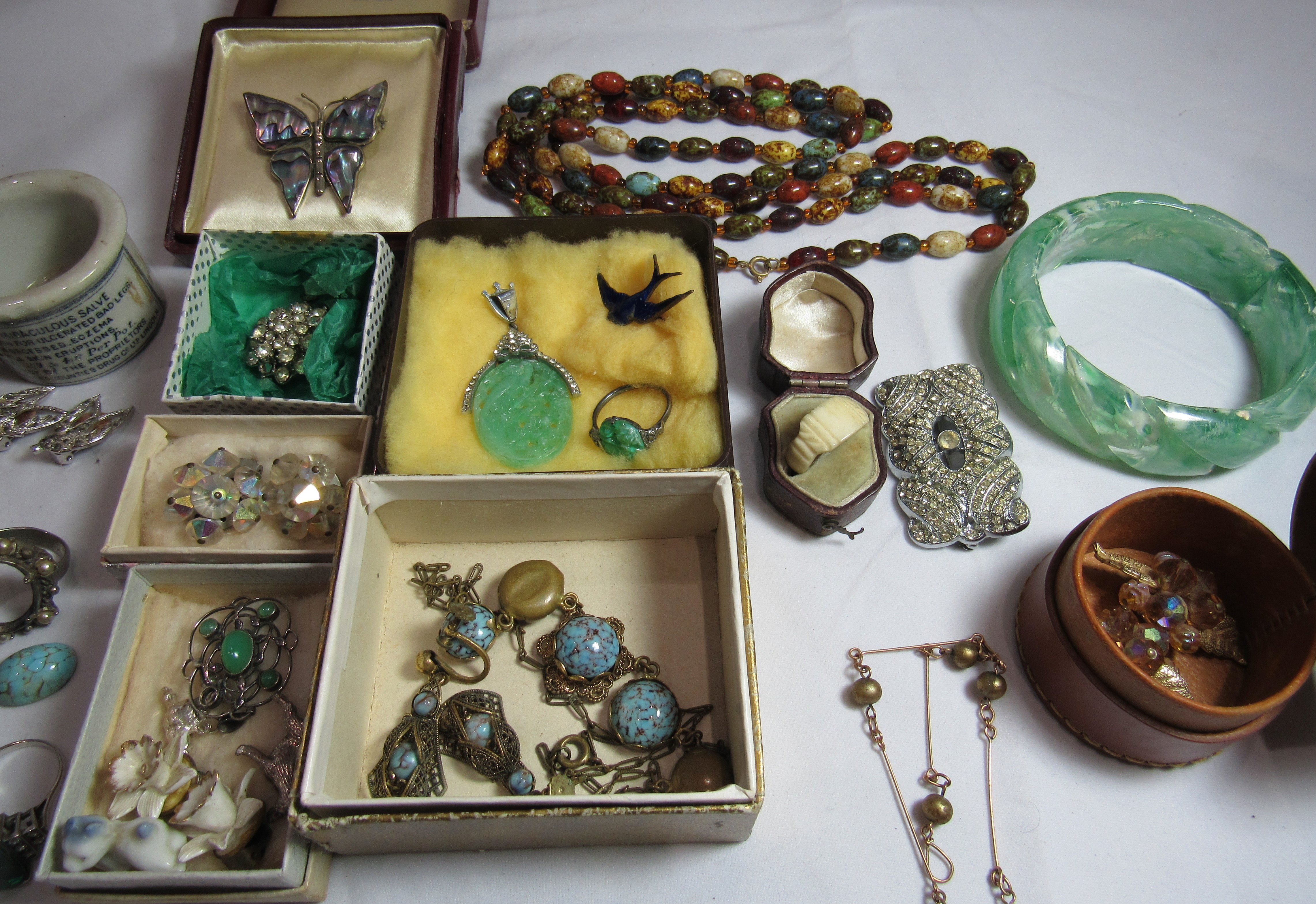 A good collection of vintage costume jewellery to include a blue enamelled swallow brooch, silver - Image 2 of 4