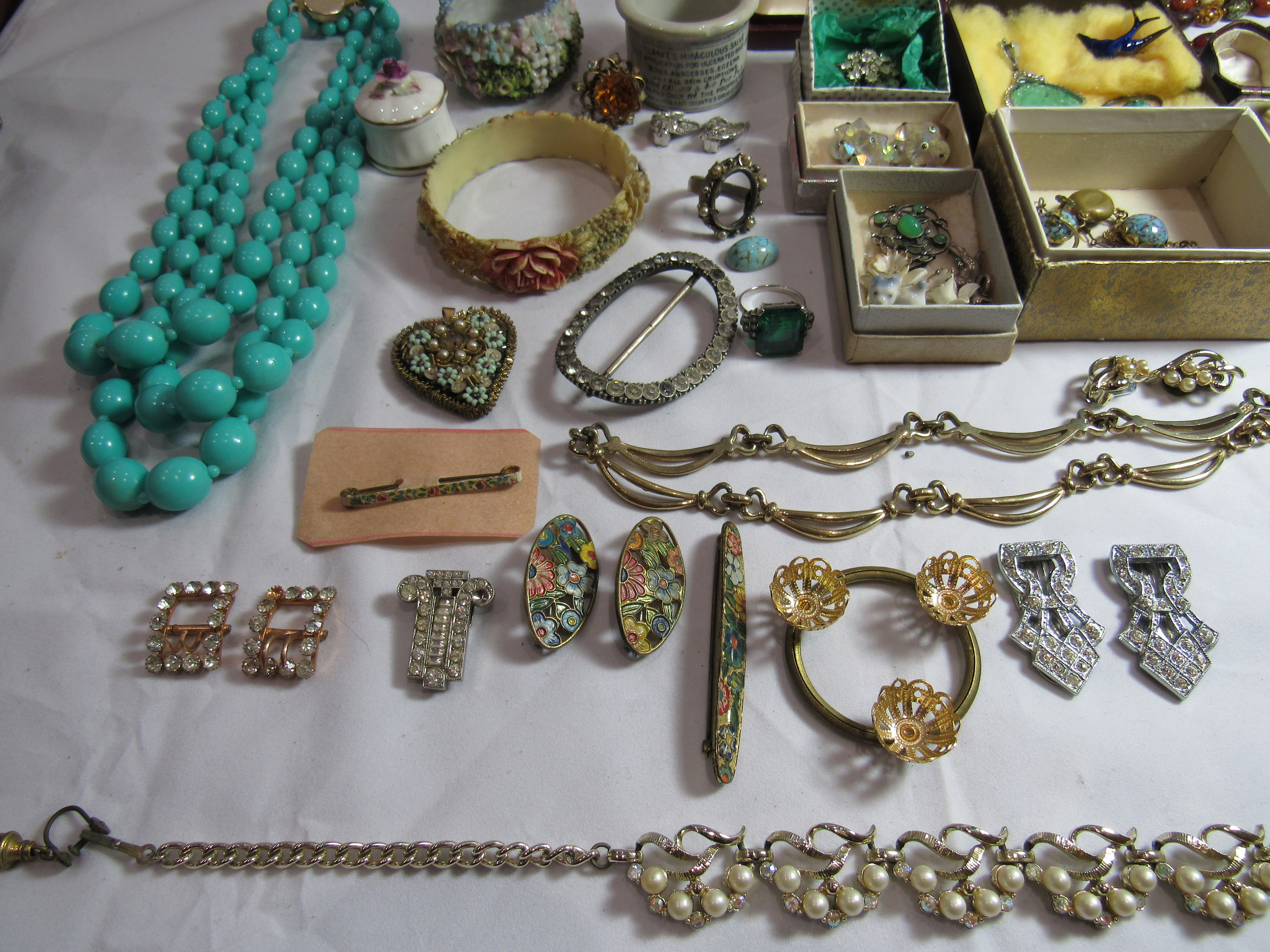 A good collection of vintage costume jewellery to include a blue enamelled swallow brooch, silver - Image 3 of 4