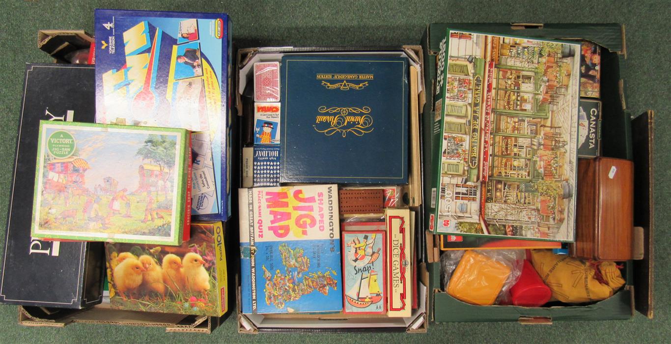 A large collection of vintage childrens' games and jigsaw puzzles (3 boxes)