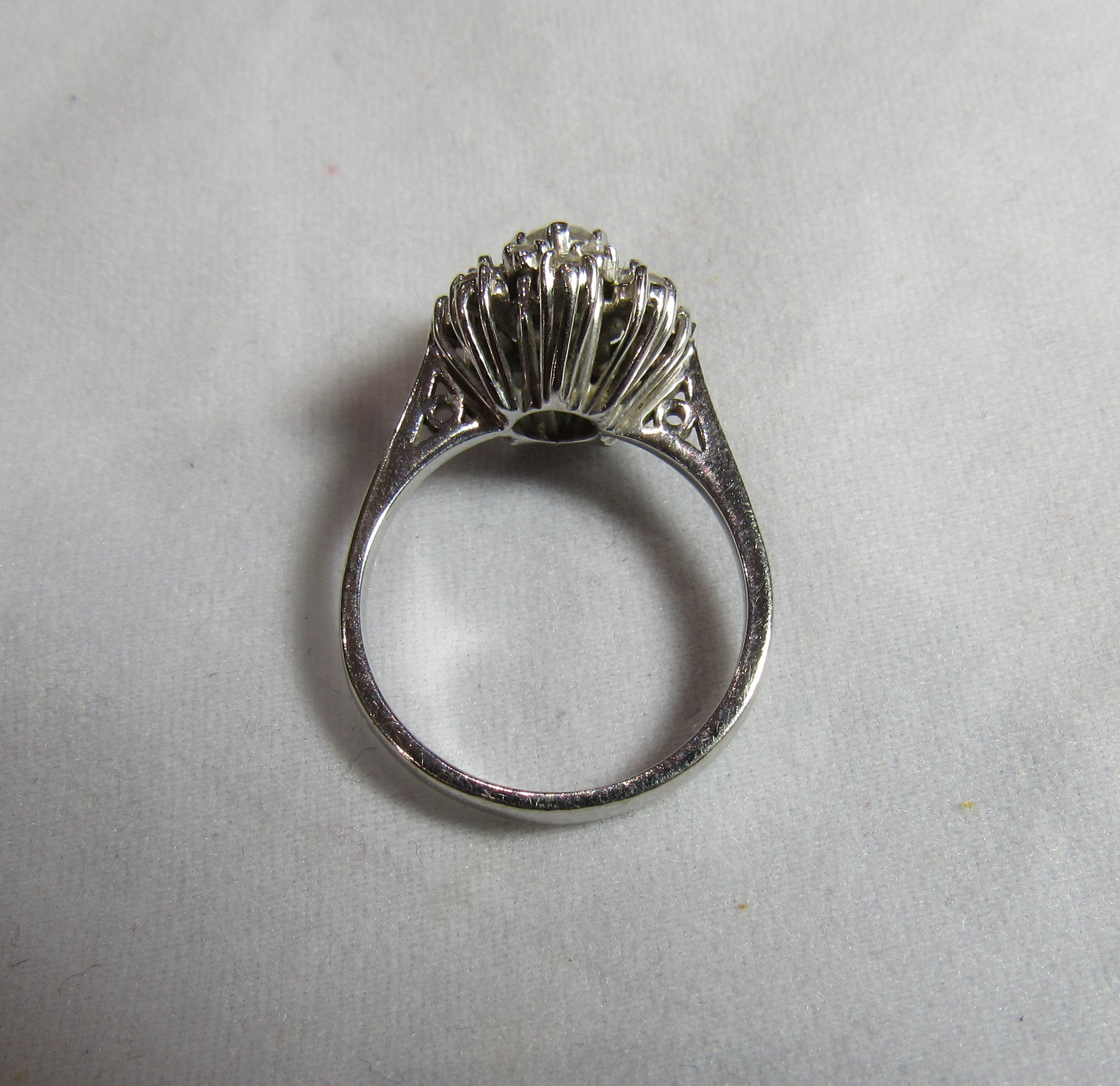 A marked 750 white gold diamond cluster ring with the cluster shaped as a tiered flower comprising - Image 2 of 3