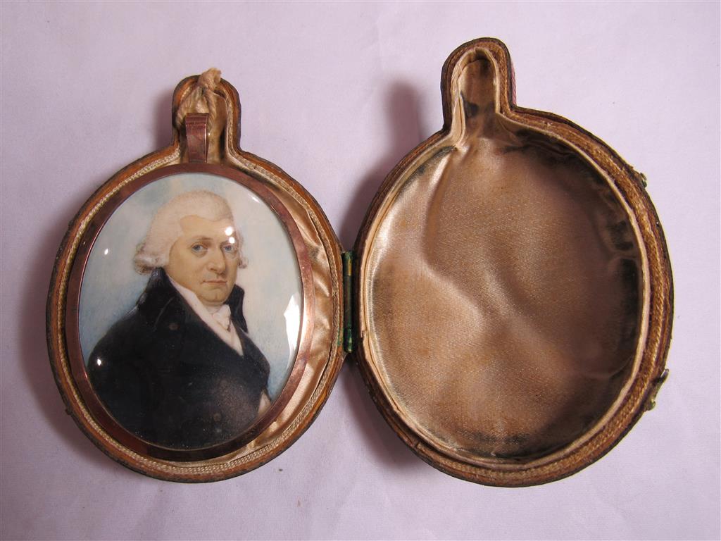 Memorial jewellery - A cased large oval memorial reverse pendant with a portrait miniature to one