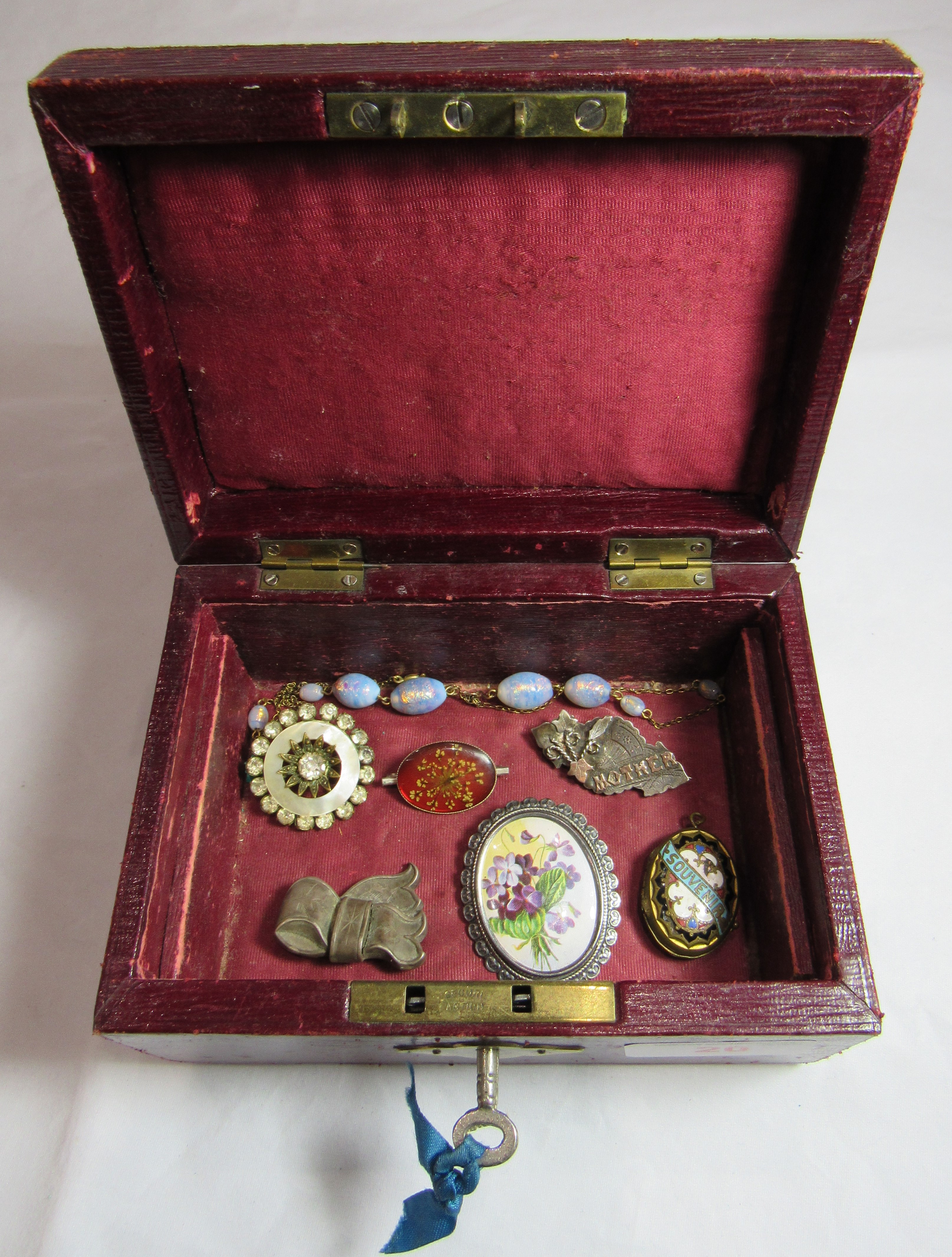 A Victorian silver gilt brooch, embossed with MOTHER lettering and flora, length 4.2cm, C clasp - Image 2 of 2