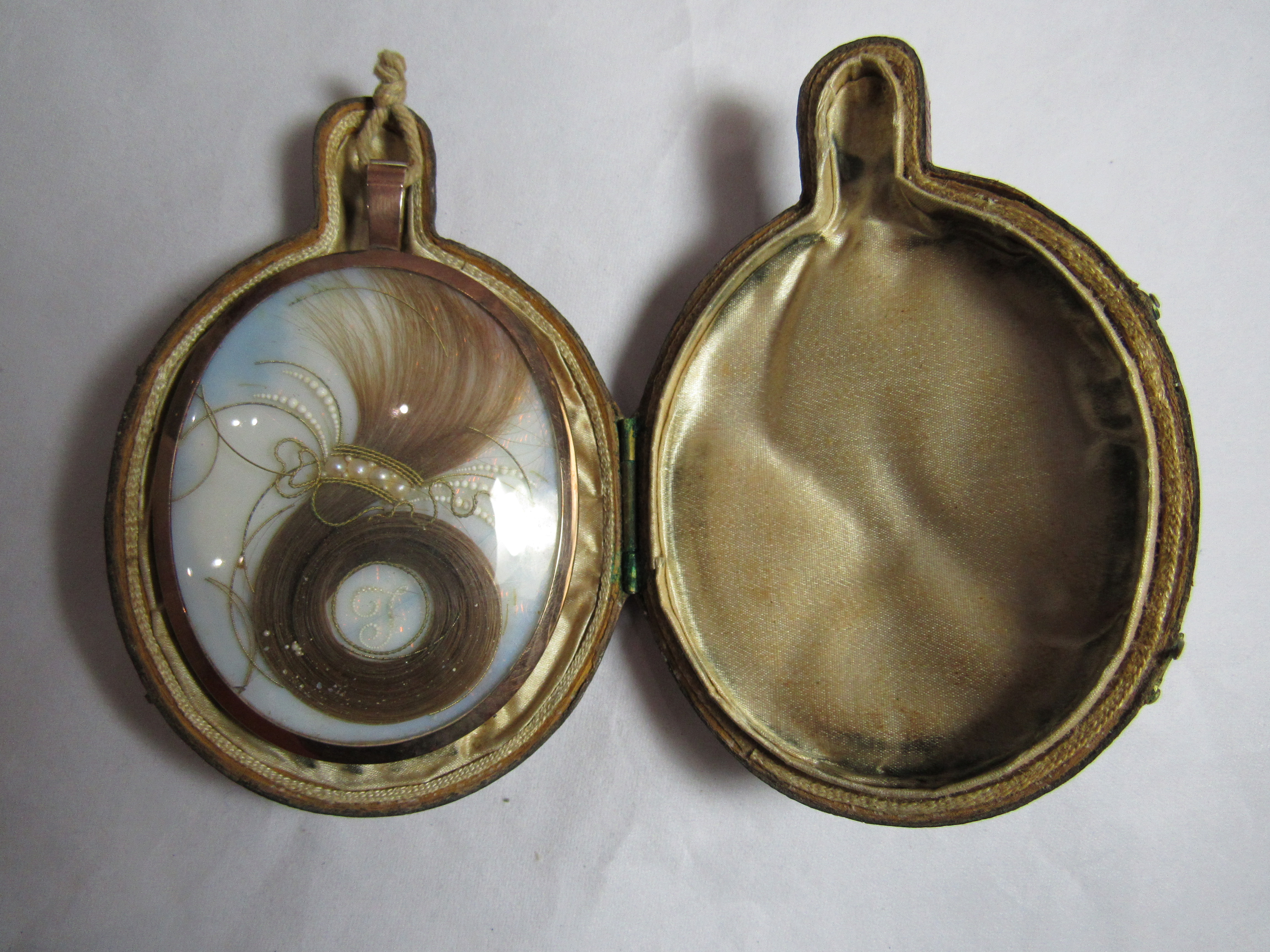Memorial jewellery - A cased large oval memorial reverse pendant with a portrait miniature to one - Image 2 of 2