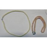 2 CULTURED PEARL NECKLACES OF PINK AND WHITE PEARLS 43.