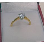 18 CT GOLD SOLITAIRE DIAMOND SET RING. THE DIAMOND IN CLAW SETTING OF APPROXIMATELY 0.70 CARAT.