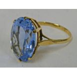 9CT GOLD OVAL BLUE STONE RING Condition Report: Ring size: V. Weight: 7.3g.