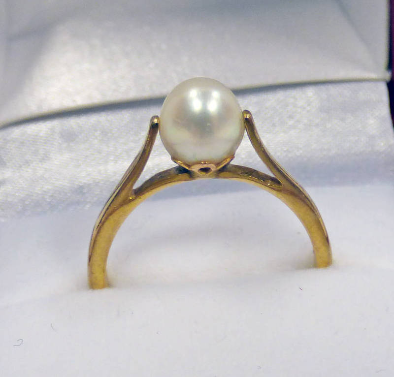 9CT GOLD CULTURED PEARL SET RING