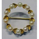 CIRCULAR 9CT GOLD PEARL SET BROOCH Condition Report: Diameter: 2.6cm.