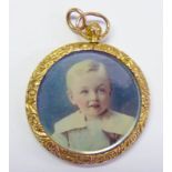 LATE 19TH OR EARLY 20TH CENTURY 9CT GOLD FOLIATE ENGRAVED CIRCULAR PENDANT GLAZED LOCKET