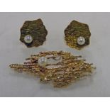 9CT GOLD PEARL SET BROOCH AND PAIR OF CULTURED PEARL EARRINGS Condition Report: