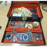 BOX COSTUME JEWELLERY INCLUDING OVAL HARDSTONE SET BROOCH ETC.