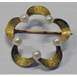 9CT GOLD ARTS AND CRAFTS STYLE BROOCH SET WITH CULTURED PEARLS