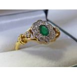 18CT GOLD EMERALD & DIAMOND CLUSTER RING. RING SIZE N.