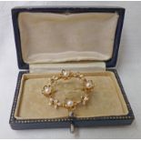 9CT GOLD PEARL SET FLORAL BROOCH Condition Report: In good condition.