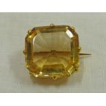SQUARE SHAPED CITRINE BROOCH IN MOUNT MARKED 15CT Condition Report: Small nick to