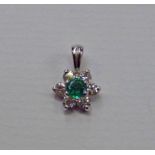 AN EMERALD & DIAMOND CLUSTER PENDANT,