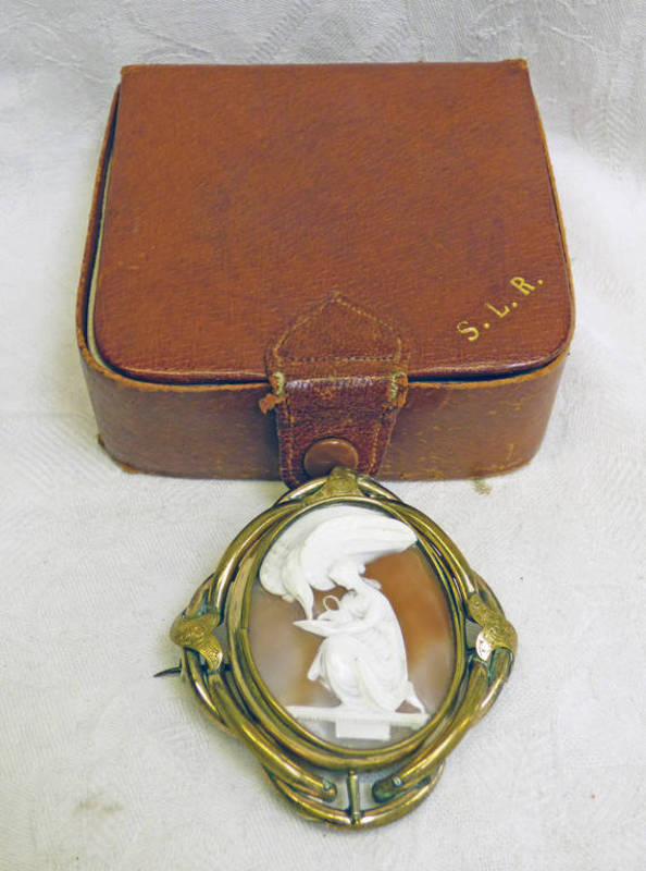 OVAL 19TH CENTURY CAMEO BROOCH