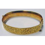 9CT GOLD BANGLE WITH DECORATIVE ENGRAVED FRONT 32.