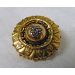 19TH CENTURY DECORATIVE GOLD CIRCULAR BROOCH WITH CENTRALLY SET ROSE-CUT DIAMOND WITHIN A SURROUND