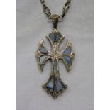 ARTS & CRAFTS BLUE BANDED AGATE MOUNTED STYLIZED CROSS PENDANT ON A FANCY LINK CHAIN