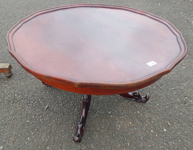 MAHOGANY CIRCULAR COFFEE TABLE ON CARVED SPREADING SUPPORTS