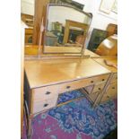 EARLY 20TH CENTURY OAK DRESSING TABLE WITH 5 DRAWERS AND TURNED SUPPORTS