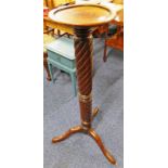 19TH CENTURY MAHOGANY TORCHERE WITH TWIST COLUMN ON 3 SPREADING SUPPORTS