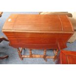 20TH CENTURY WALNUT GATE LEG SUPPER TABLE ON TURNED SUPPORTS