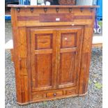 19TH CENTURY OAK & MAHOGANY WALL MOUNTED CORNER CABINET WITH 2 PANEL DOORS