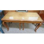 20TH CENTURY WALNUT NEST OF 3 TABLES ON QUEEN ANNE SUPPORTS