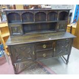 EARLY 20TH CENTURY OAK DRESSER WITH PLATE RACK BACK OVER 2 DRAWERS & 2 PANEL DOORS ON TURNED