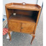 EARLY 20TH CENTURY WALNUT TRAY TOP BEDSIDE CABINET WITH 2 PANEL DOORS AND QUEEN ANNE SUPPORTS