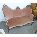 VICTORIAN ROSEWOOD SETTEE WITH CARVED DECORATION,
