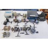 TEN MIXED REELS TO INCLUDE A BOXED DAIWA 1000 X SPINNING REEL, MITCHELL 301 REEL, MULTIPLYING REEL,
