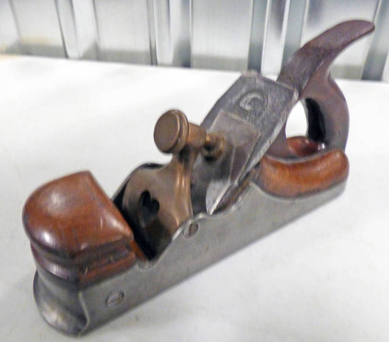 19TH CENTURY SCOTTISH PATTERN SMOOTHING PLANE WITH WALNUT INFILL, STEEL BODY,